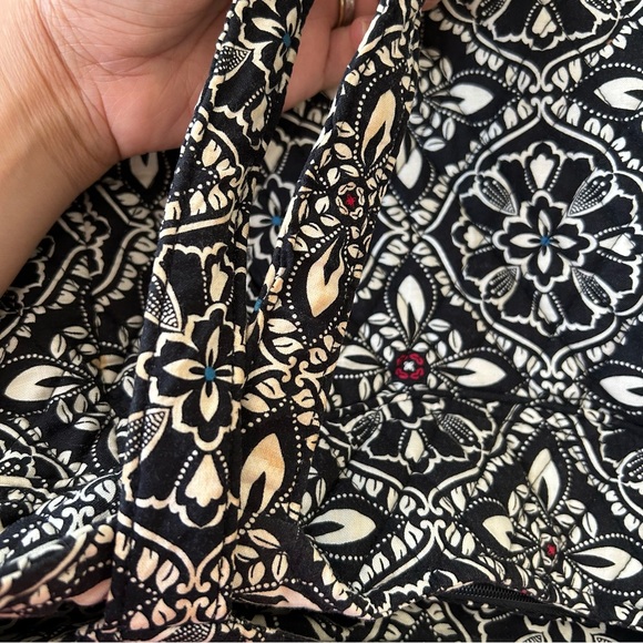 Vera Bradley Barcelona Black and white floral tote bag with pockets. - Picture 13 of 16